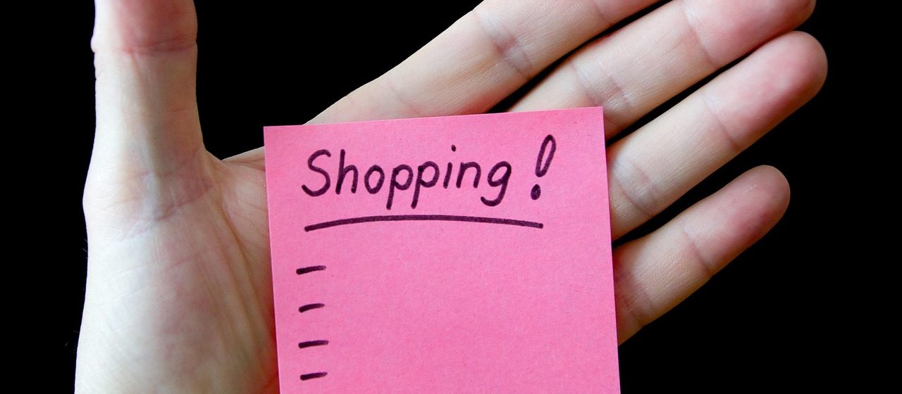 巅峰国际 深夜编辑台的暖色灯光下摊开的风险信号核对清单，红笔圈出的可疑条目与打印出的来源截图并排摆放