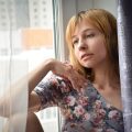 读者「午后三点」的用户头像，窗边逆光半身构图