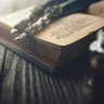 读者「海边旧书摊」的头像，深蓝色调书页纹理